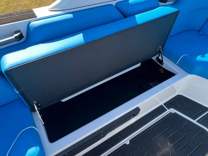 Slide: The Image of 2026 MOOMBA MAX - Image 23 - 23