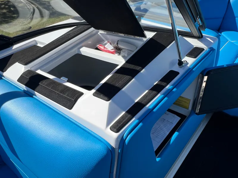 Slide: The Image of 2026 MOOMBA MAX - Image 28 - 28