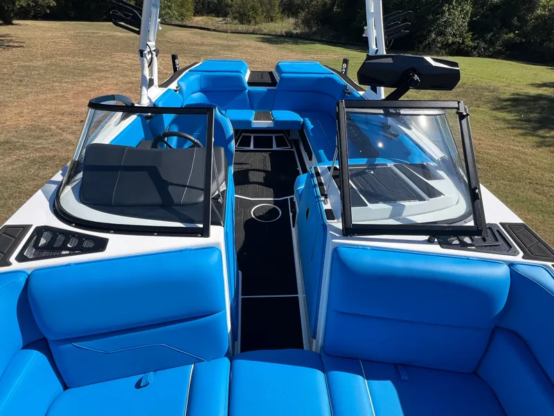 Slide: The Image of 2026 MOOMBA MAX - Image 29 - 29