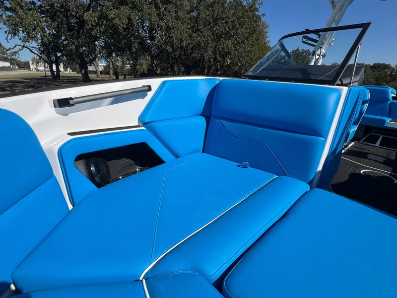 Slide: The Image of 2026 MOOMBA MAX - Image 30 - 30