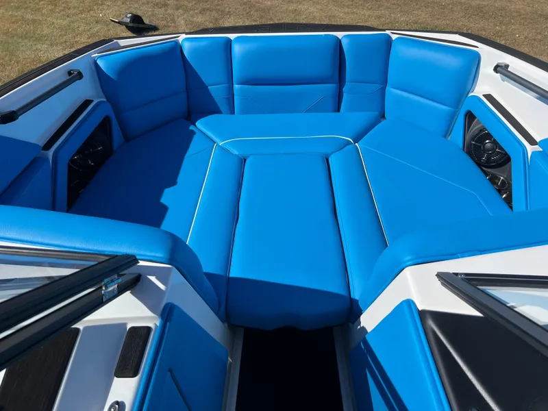 Slide: The Image of 2026 MOOMBA MAX - Image 32 - 32