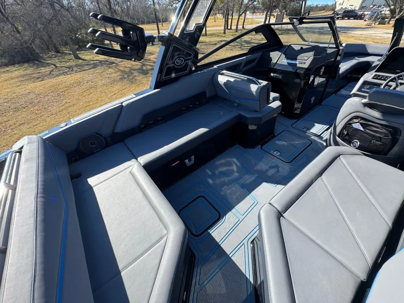 Slide: The Image of 2026 COBALT R8 SURF - Image 10 - 10