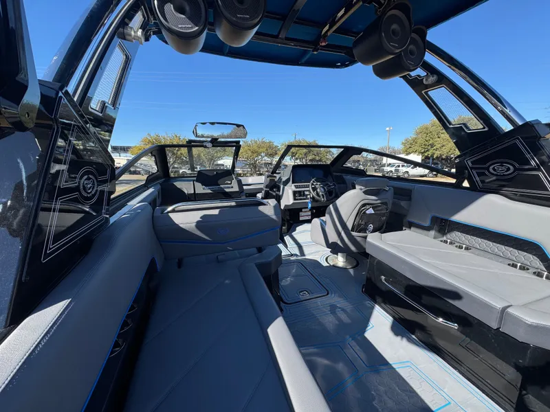 Slide: The Image of 2026 COBALT R8 SURF - Image 11 - 11