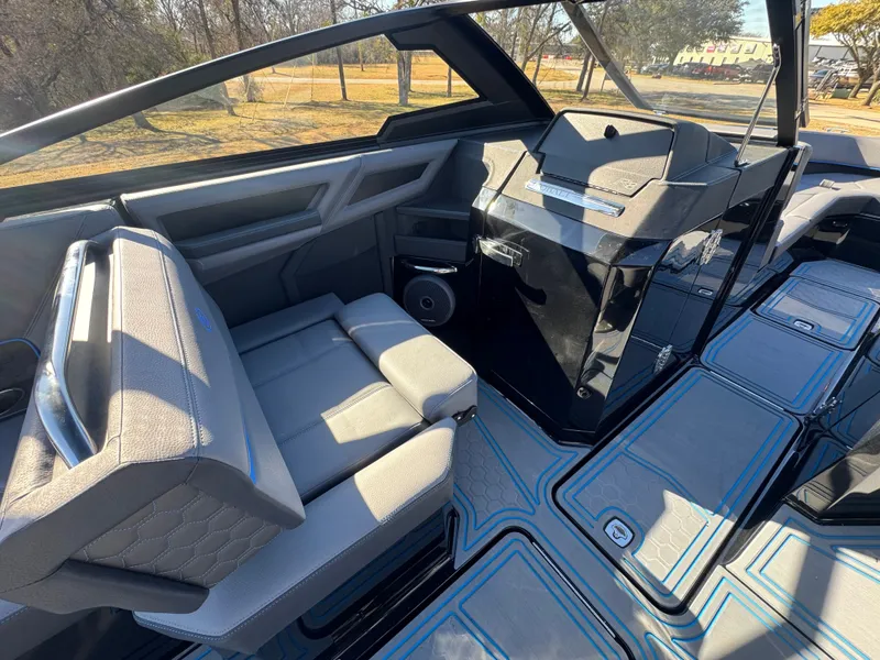 Slide: The Image of 2026 COBALT R8 SURF - Image 15 - 15