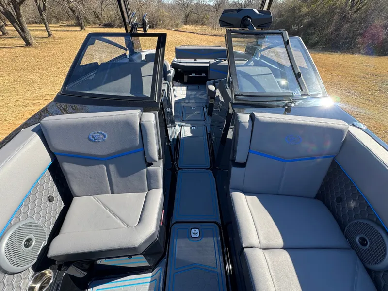 Slide: The Image of 2026 COBALT R8 SURF - Image 18 - 18