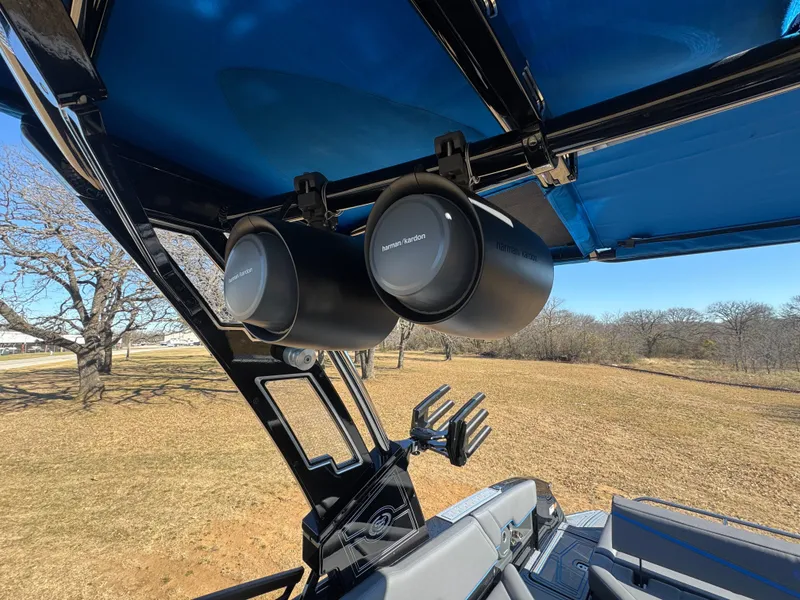 Slide: The Image of 2026 COBALT R8 SURF - Image 20 - 20