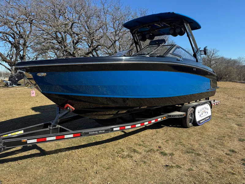 Slide: The Image of 2026 COBALT R8 SURF - Image 3 - 3