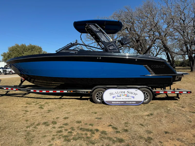 Slide: The Image of 2026 COBALT R8 SURF - Image 4 - 4