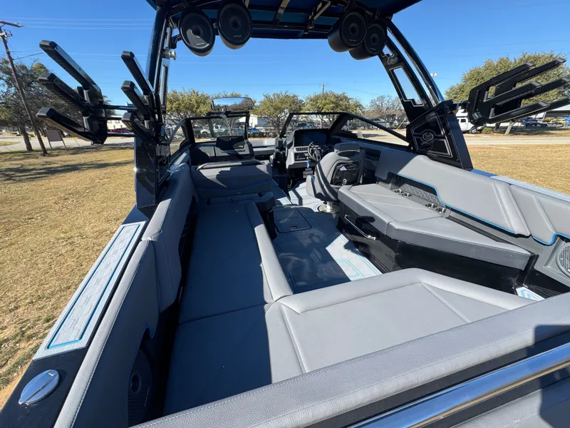 Slide: The Image of 2026 COBALT R8 SURF - Image 9 - 9