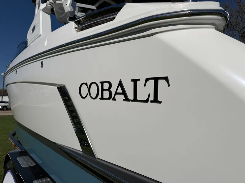 Slide: The Image of 2026 COBALT R6 SURF - Image 10 - 10