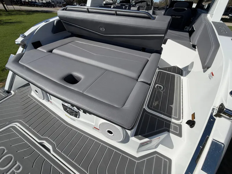 Slide: The Image of 2026 COBALT R6 SURF - Image 12 - 12