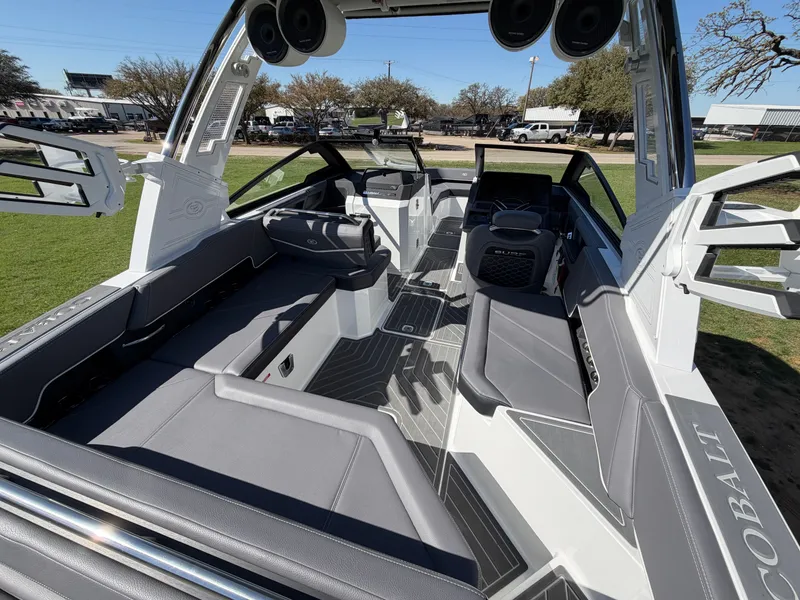 Slide: The Image of 2026 COBALT R6 SURF - Image 14 - 14