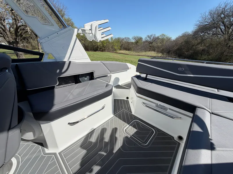 Slide: The Image of 2026 COBALT R6 SURF - Image 17 - 17