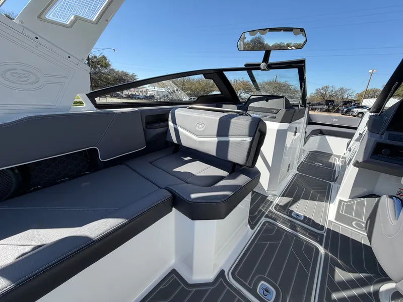 Slide: The Image of 2026 COBALT R6 SURF - Image 18 - 18