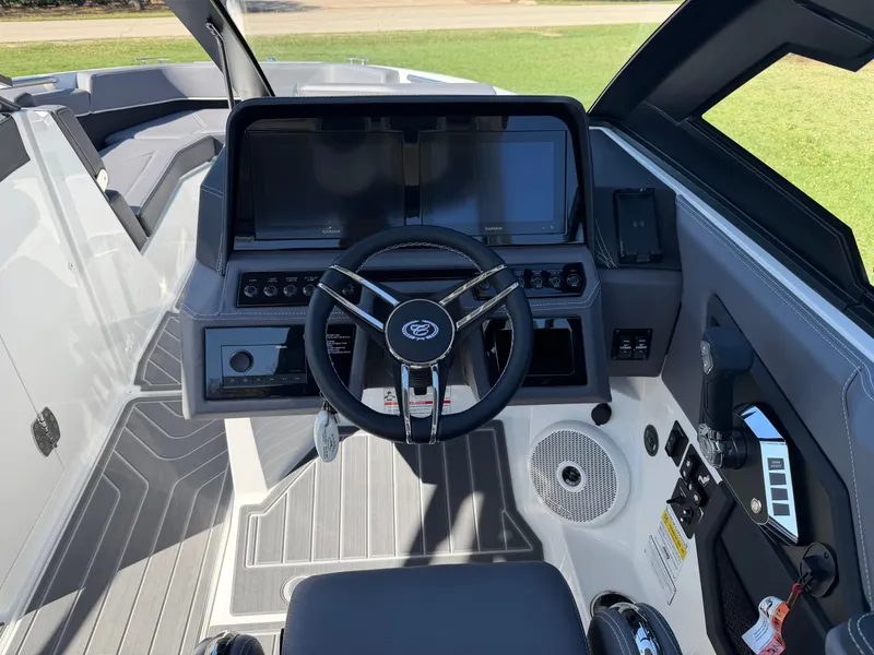 Slide: The Image of 2026 COBALT R6 SURF - Image 20 - 20