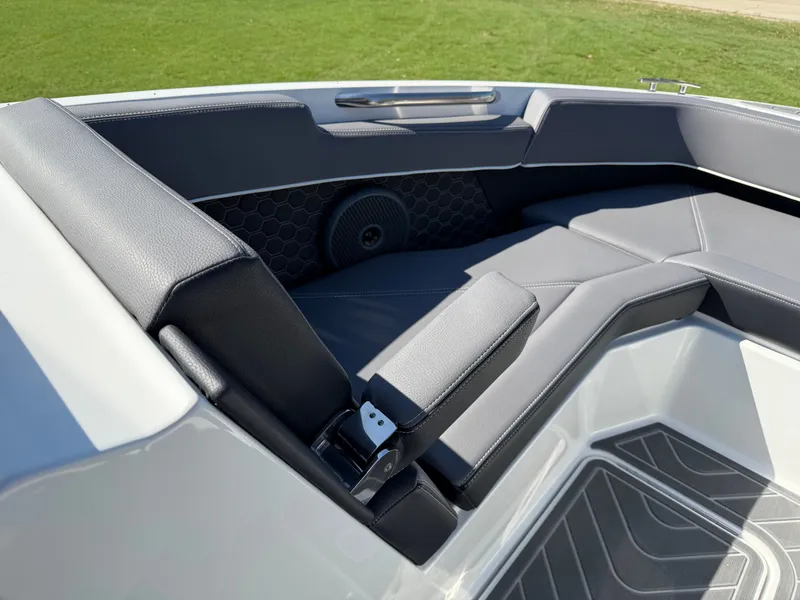 Slide: The Image of 2026 COBALT R6 SURF - Image 24 - 24