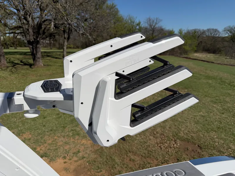 Slide: The Image of 2026 COBALT R6 SURF - Image 28 - 28