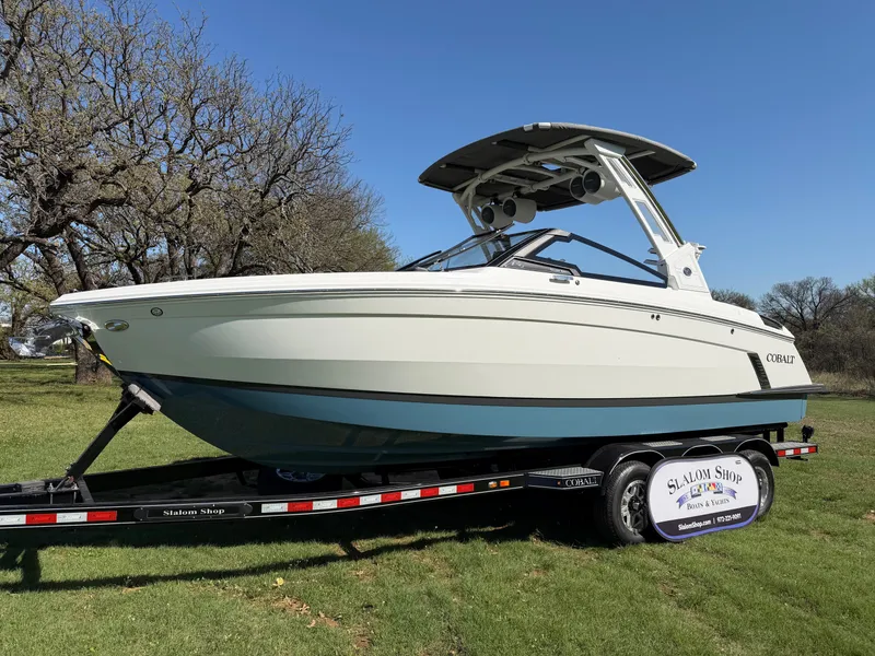 Slide: The Image of 2026 COBALT R6 SURF - Image 4 - 4