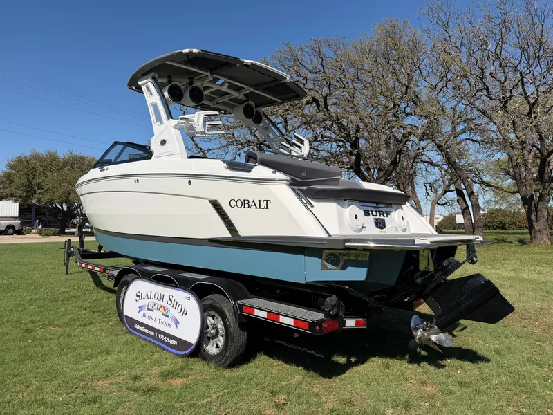 Slide: The Image of 2026 COBALT R6 SURF - Image 6 - 6