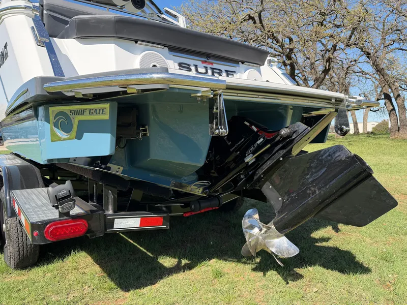 Slide: The Image of 2026 COBALT R6 SURF - Image 9 - 9