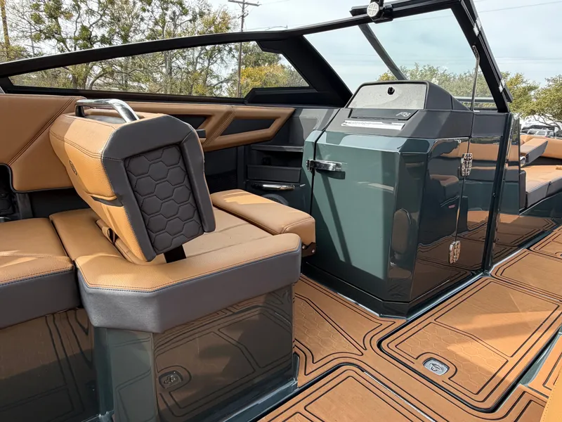 Slide: The Image of 2026 COBALT R8 SURF - Image 16 - 16