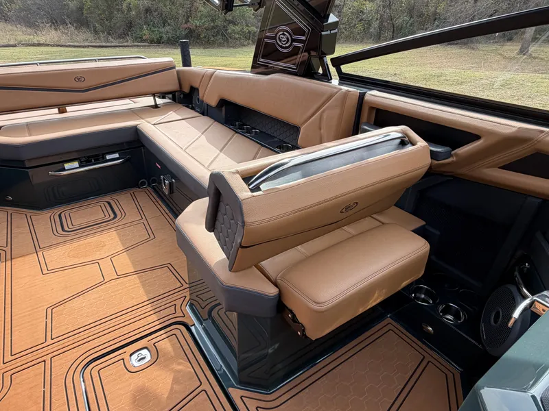 Slide: The Image of 2026 COBALT R8 SURF - Image 18 - 18