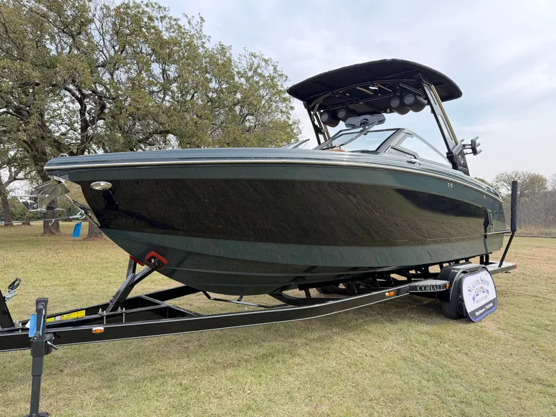 Slide: The Image of 2026 COBALT R8 SURF - Image 3 - 3