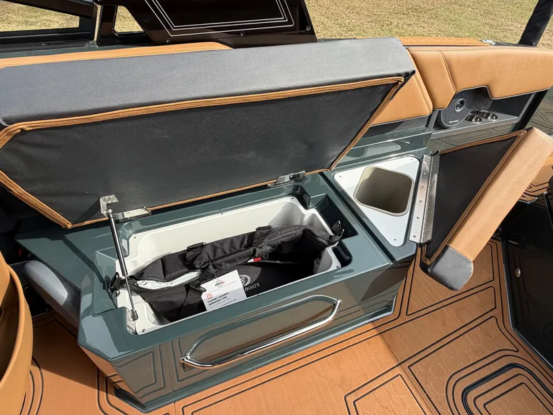 Slide: The Image of 2026 COBALT R8 SURF - Image 33 - 33