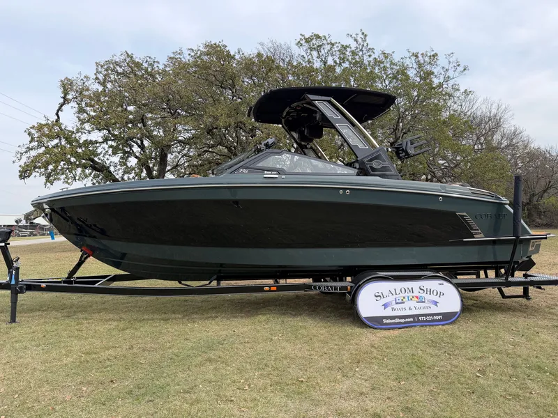 Slide: The Image of 2026 COBALT R8 SURF - Image 5 - 5