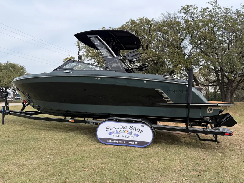 Slide: The Image of 2026 COBALT R8 SURF - Image 6 - 6