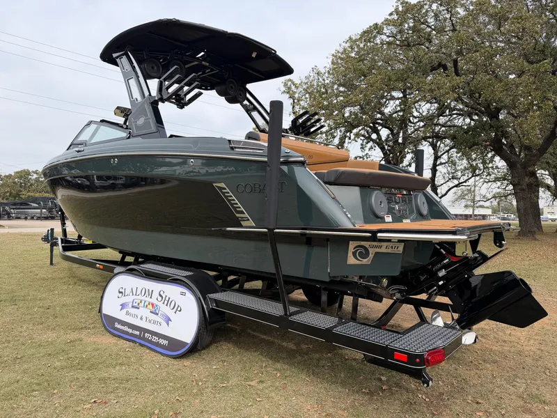 Slide: The Image of 2026 COBALT R8 SURF - Image 7 - 7