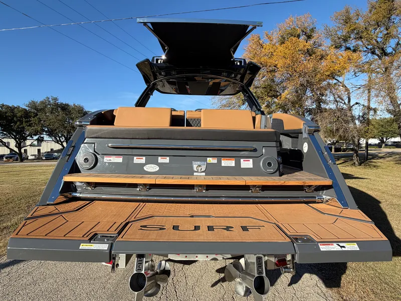 Slide: The Image of 2026 COBALT R33 SURF - Image 10 - 10