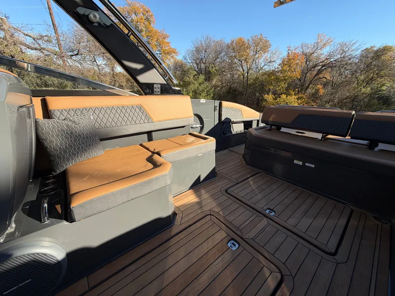 Slide: The Image of 2026 COBALT R33 SURF - Image 14 - 14