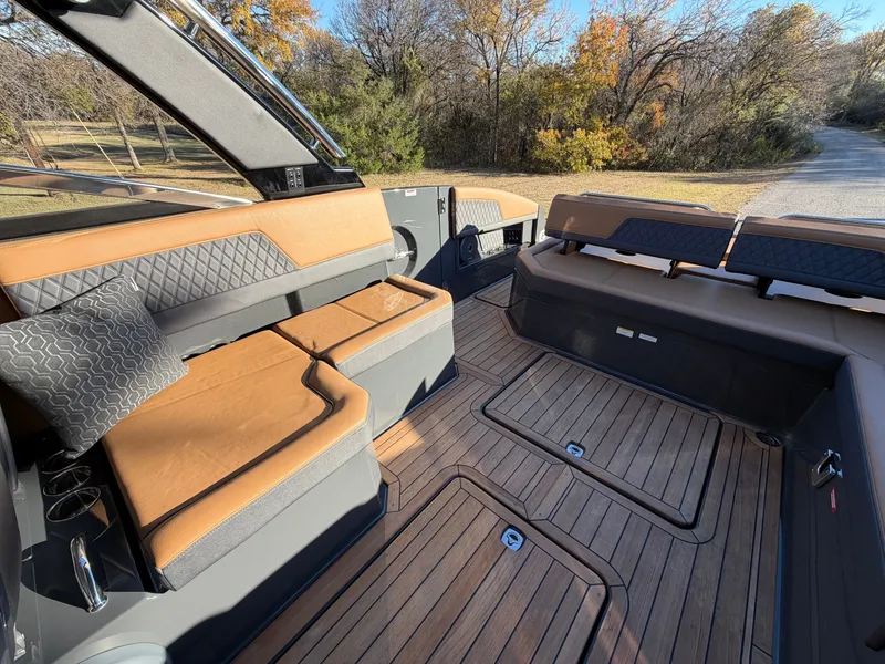 Slide: The Image of 2026 COBALT R33 SURF - Image 15 - 15