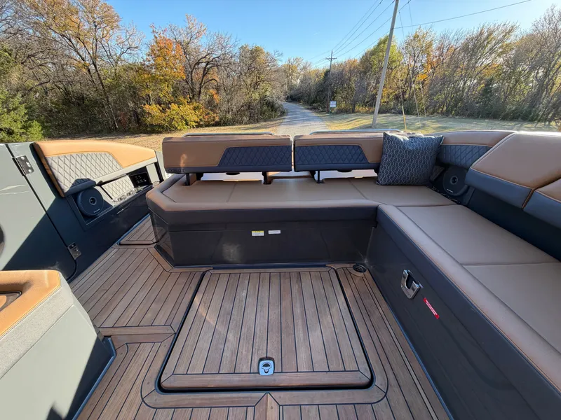 Slide: The Image of 2026 COBALT R33 SURF - Image 16 - 16