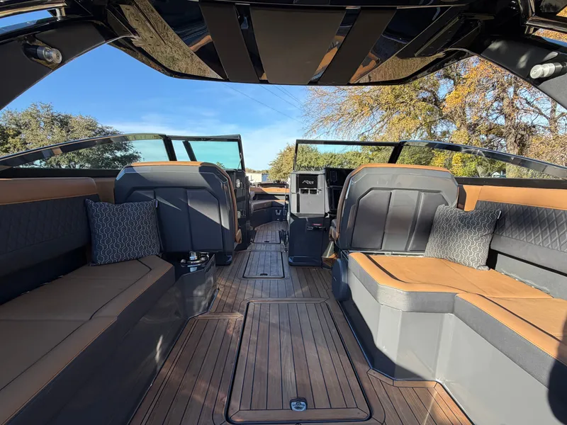 Slide: The Image of 2026 COBALT R33 SURF - Image 26 - 26