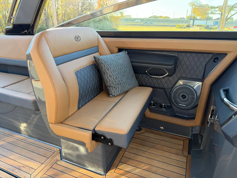 Slide: The Image of 2026 COBALT R33 SURF - Image 31 - 31