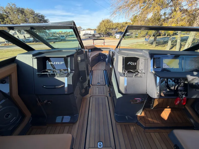 Slide: The Image of 2026 COBALT R33 SURF - Image 36 - 36