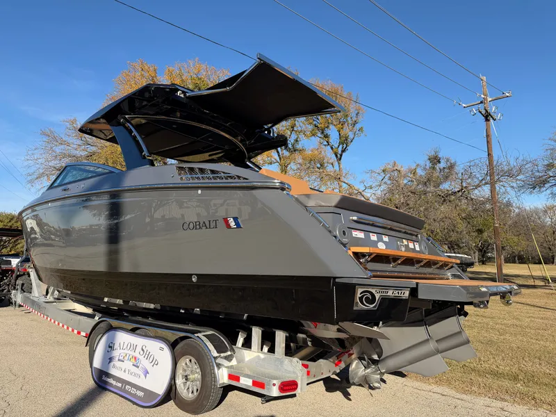 Slide: The Image of 2026 COBALT R33 SURF - Image 6 - 6