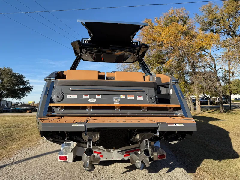 Slide: The Image of 2026 COBALT R33 SURF - Image 7 - 7