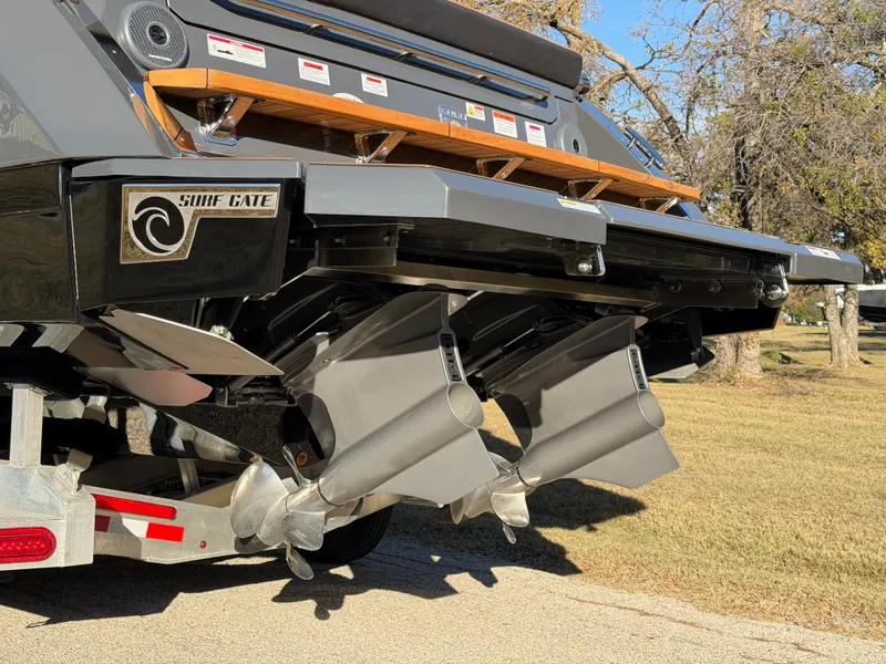 Slide: The Image of 2026 COBALT R33 SURF - Image 8 - 8