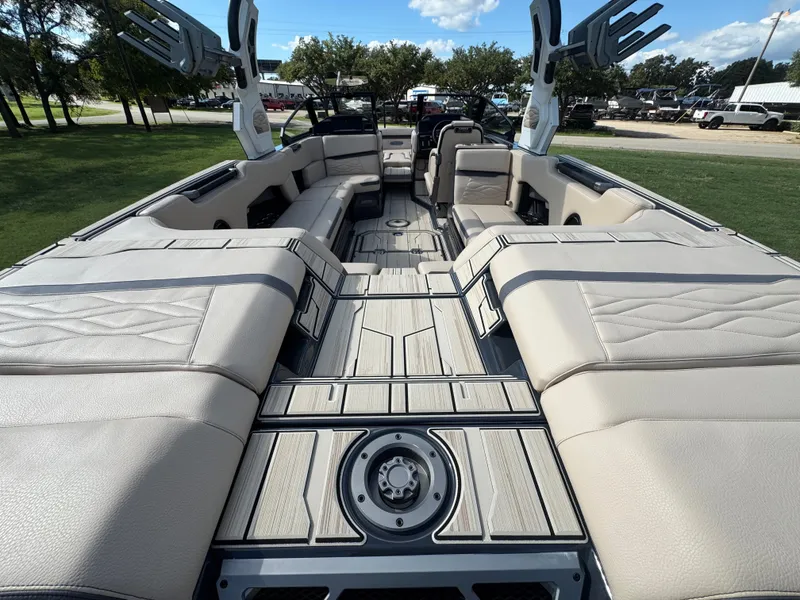 Slide: The Image of 2026 SUPRA SE 550 - Image 12 - 12