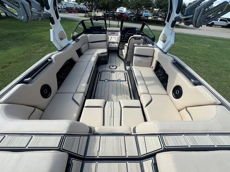 Slide: The Image of 2026 SUPRA SE 550 - Image 13 - 13