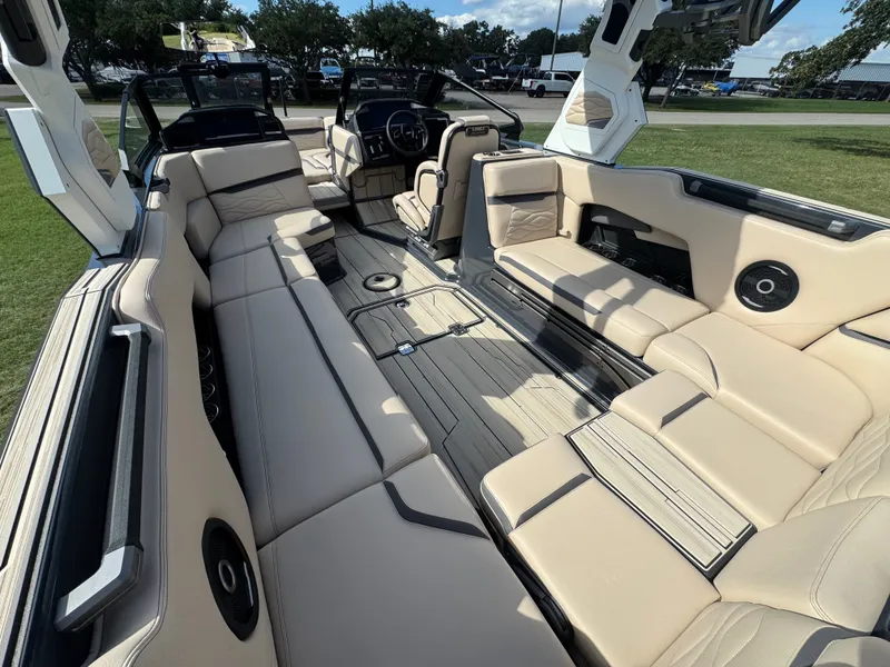 Slide: The Image of 2026 SUPRA SE 550 - Image 15 - 15