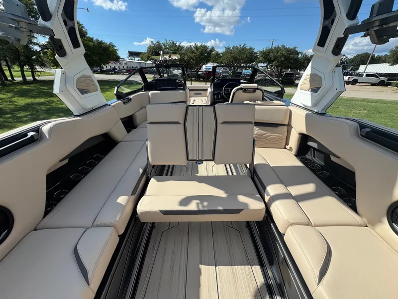 Slide: The Image of 2026 SUPRA SE 550 - Image 17 - 17