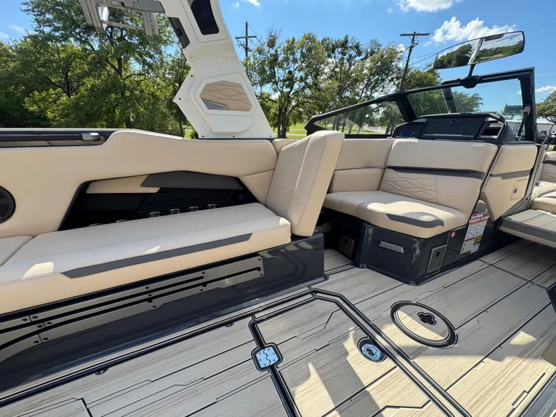 Slide: The Image of 2026 SUPRA SE 550 - Image 18 - 18