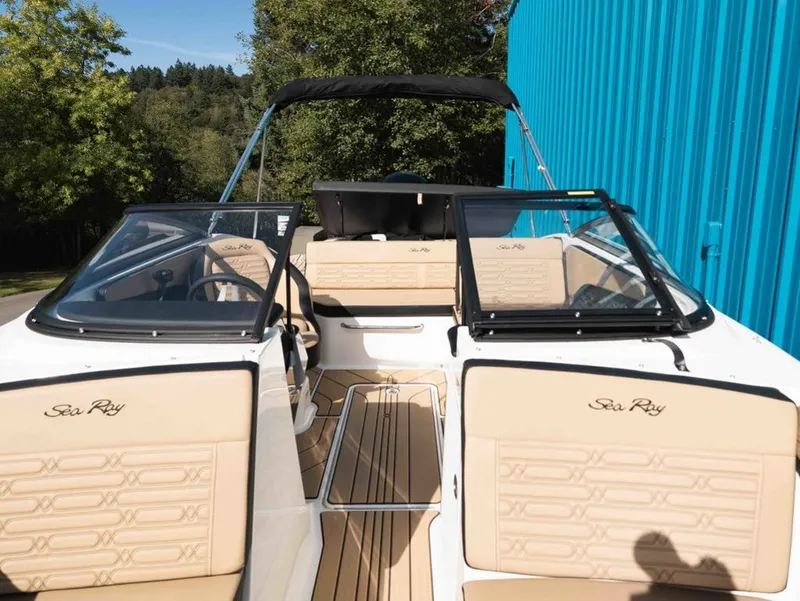 Slide: The Image of Sea Ray SPX 190 Outboard 2025 - 10