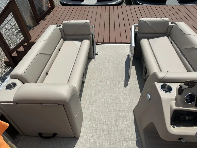 Slide: The Image of Avalon VENTURE 21 QUAD LOUNGER 2025 - 4