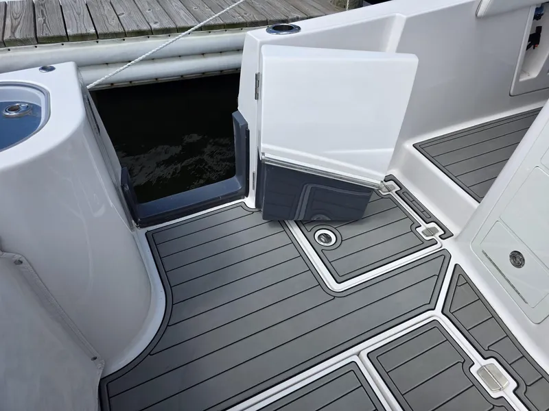 Slide: The Image of Regal 33 SAV 2020 - 12