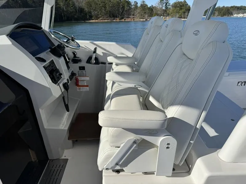 Slide: The Image of Regal 33 SAV 2020 - 19